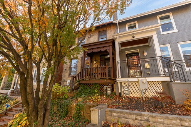 Building Photo - 207 V St NE