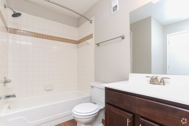 1BR, 1BA - 460 SF - The Magnolia - Bathroom - River Oak Apartments