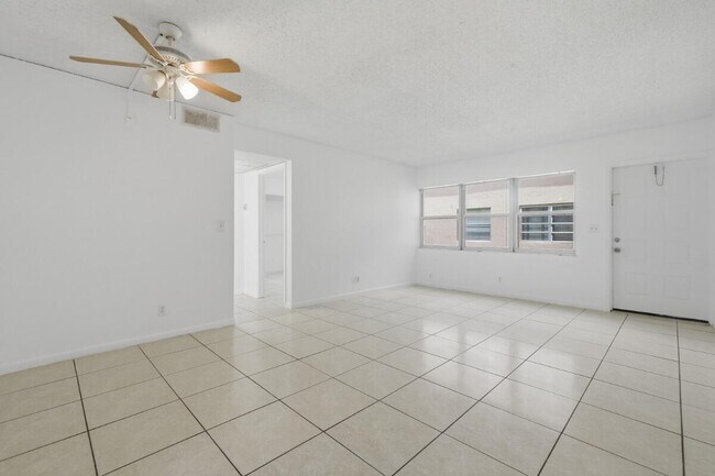 Foto del edificio - 10148 Twin Lakes Dr