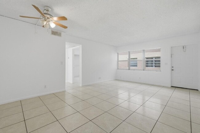 Building Photo - 10148 Twin Lakes Dr