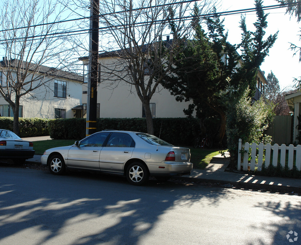 Building Photo - 1851 Latham St