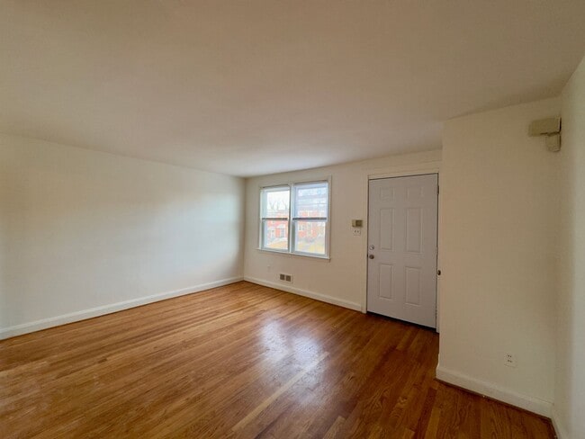 Foto del edificio - Charming 3 Bedroom/1.5 Bathroom in Yale Heights, MD!