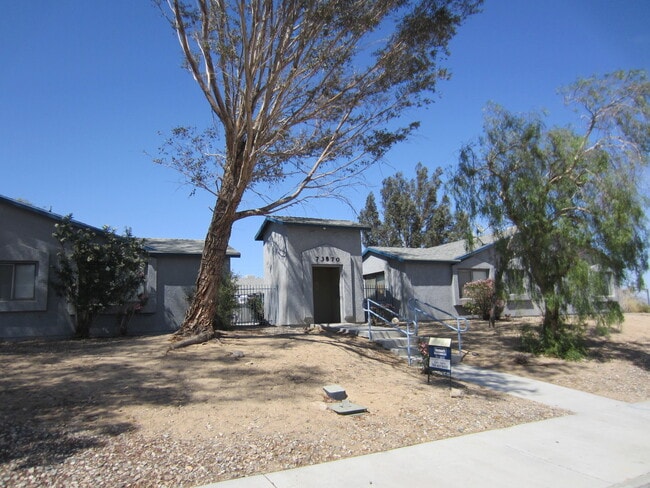 Building Photo - 2 Bedroom 1.5 Bath - Pool