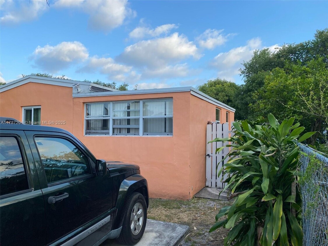 Building Photo - 1210 NE 158th St