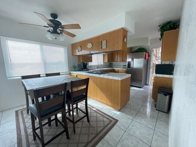Building Photo - 3 Bedroom 1.5 Bathroom home centrally loca...