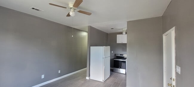 Building Photo - 2713 Lenway St