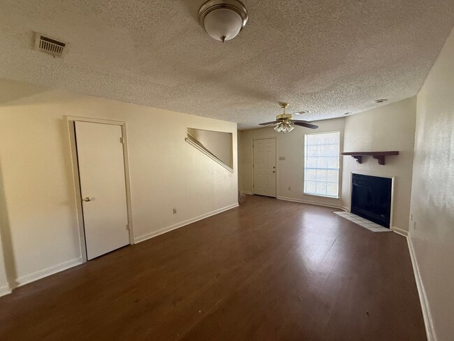 Building Photo - 2BD 2.5BA CONDO WITH WATER INCLUDED