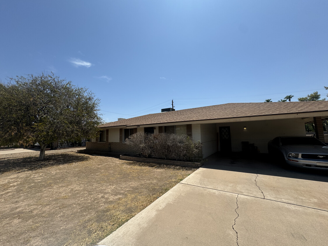 Primary Photo - 1155 E Geneva Dr