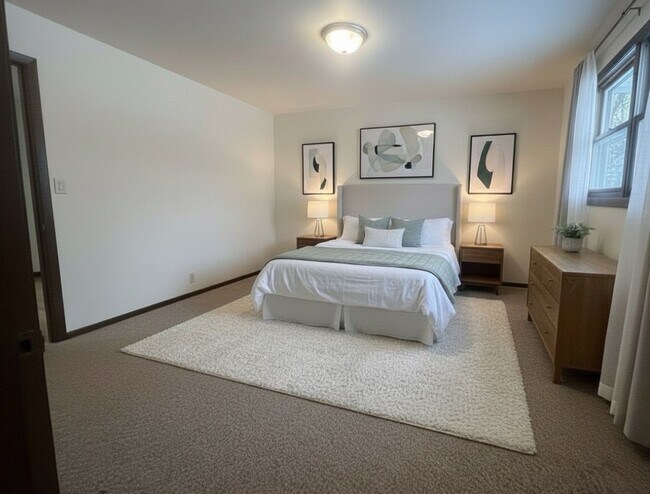Dormitorio principal: alfombrado, armario grande. - 805 E Cedar Ave