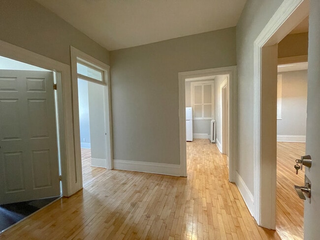 Building Photo - 4 Russell St E