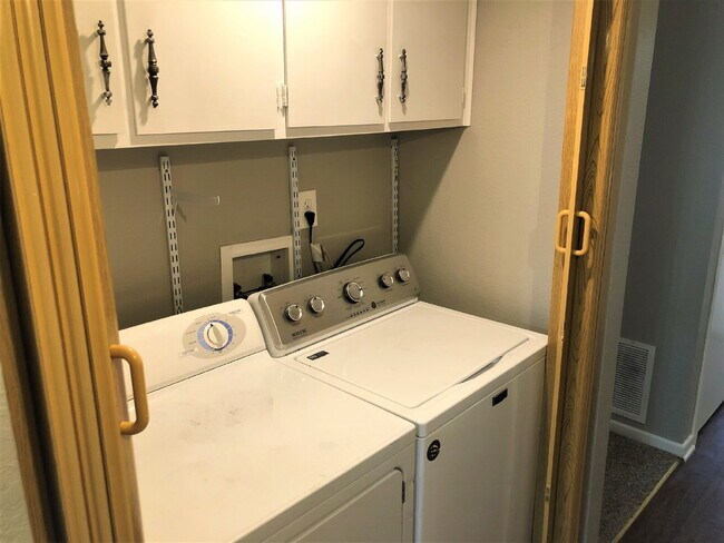 Foto del edificio - Captivating Townhome Ready for Summer 2025...