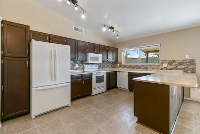 Building Photo - 4844 E Capistrano Ave