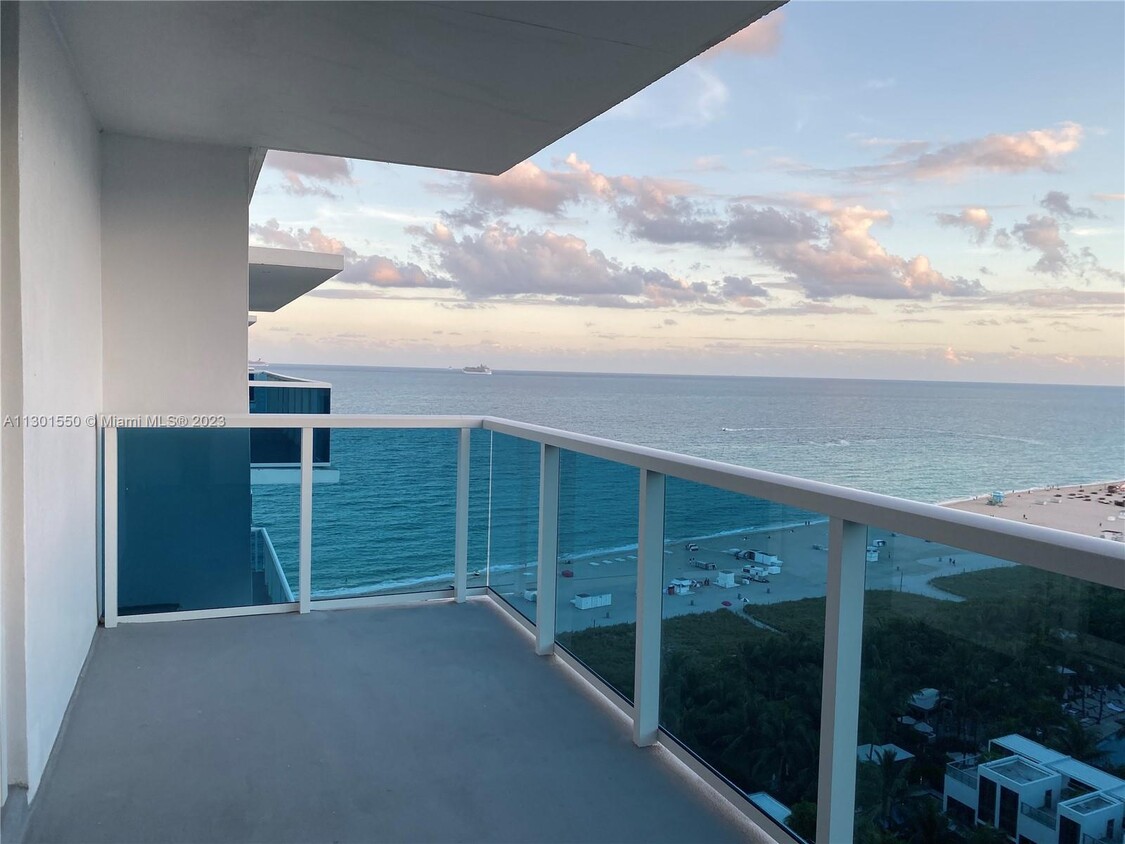 Primary Photo - 2301 Collins Ave