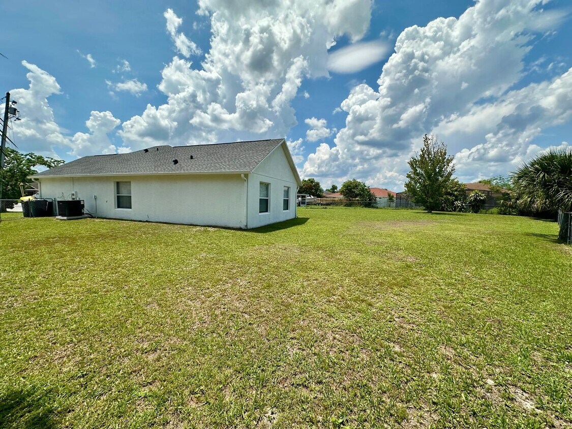 Foto del edificio - Three-Bedroom House with a Fenced Yard!