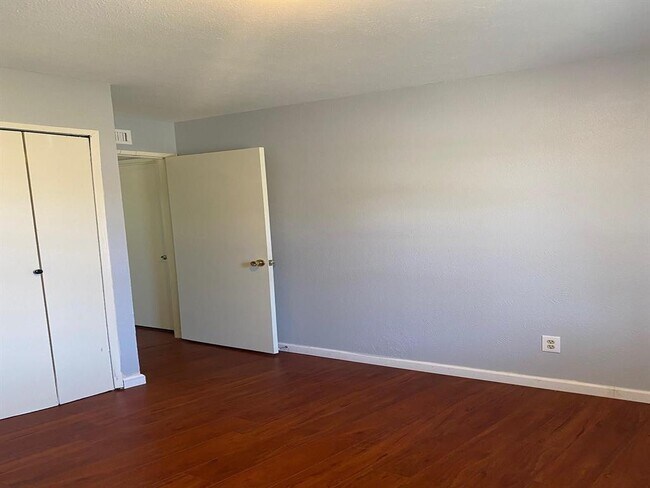 Building Photo - 5512 Rutledge Dr