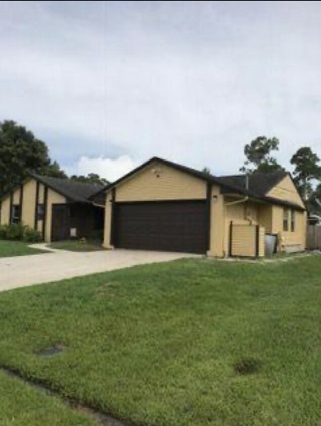 808 SE Celtic Ave, Port Saint Lucie, FL 34983 House Rental in Port