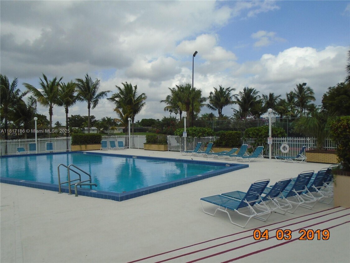 Building Photo - 14501 N Kendall Dr