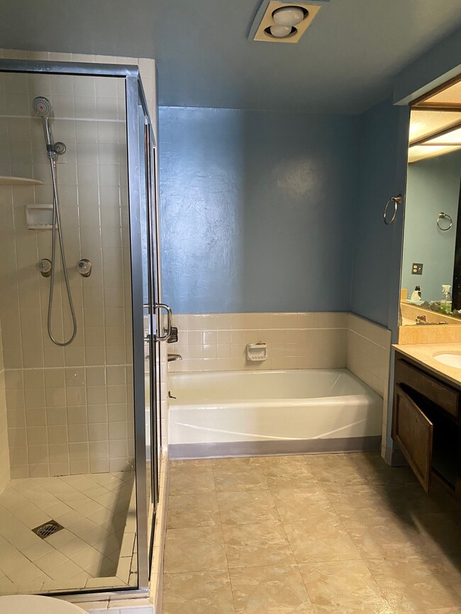 Master Bath w/ Separate Shower and Tub, Dual Vanity Sinks - 1812 Overland Ave