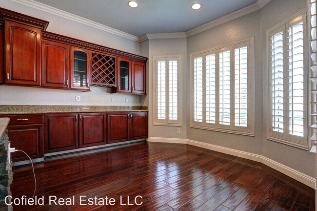 Building Photo - 4 br, 3.5 bath House - 305 Corsicana St. - C2