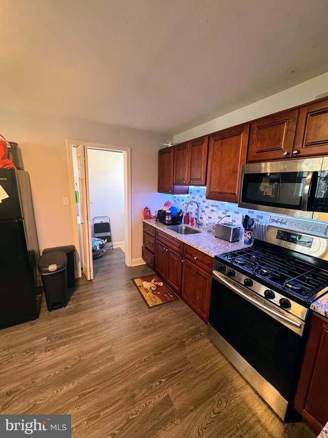 Building Photo - 430 Leconey Ave