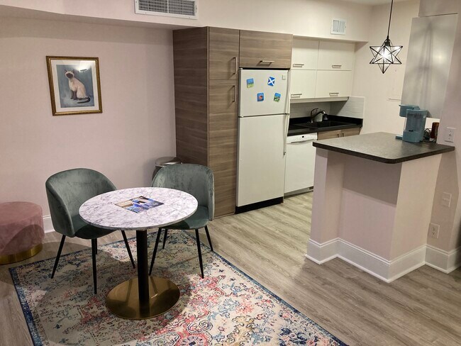 Comedor y cocina completa. - 400 Queens Rd