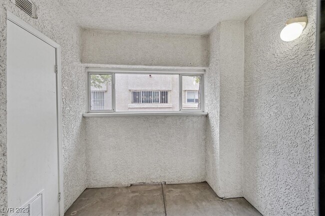 Foto del edificio - 4400 W Lake Mead Blvd