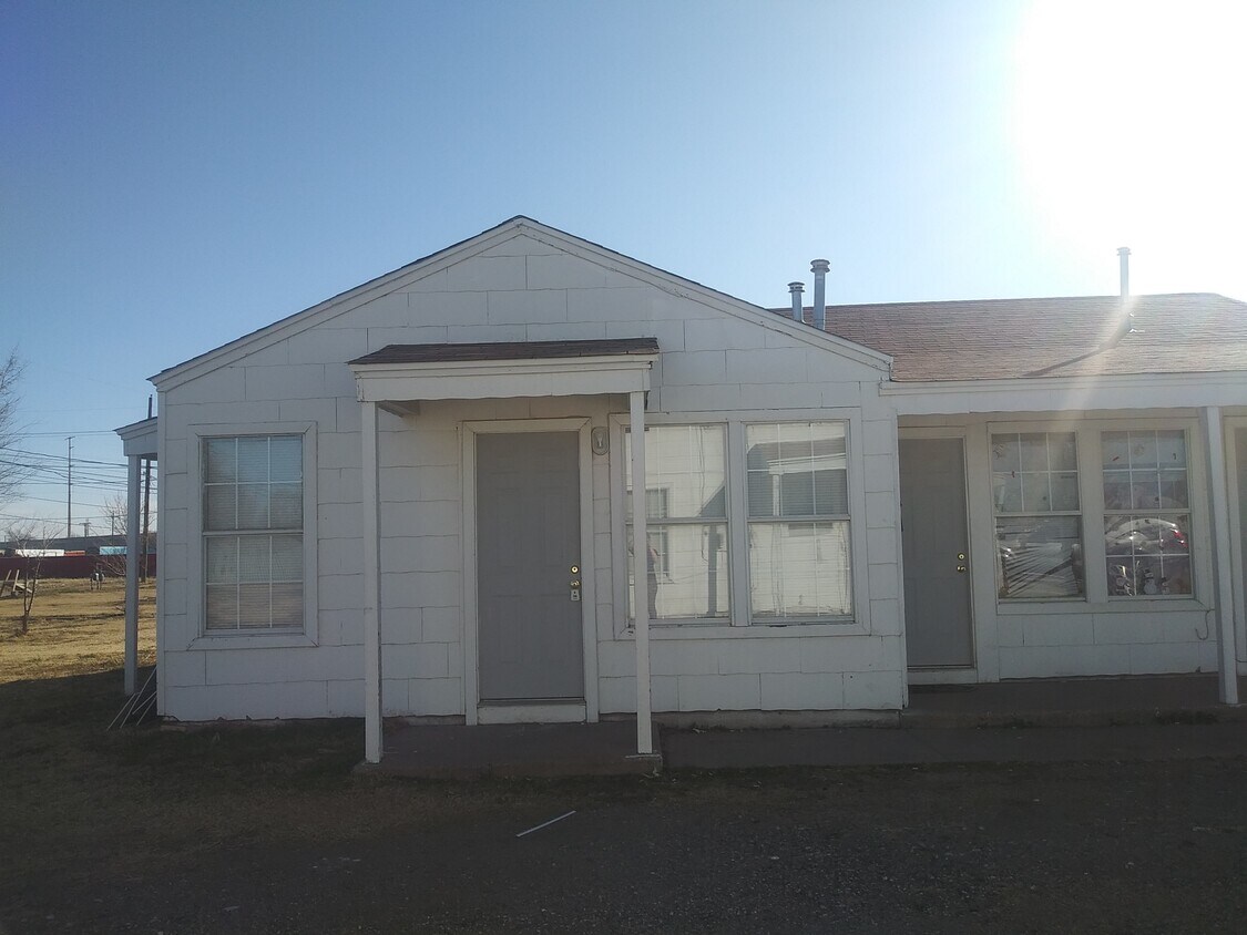 Primary Photo - 1006 N Lake St