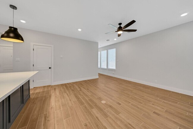 Foto del edificio - FOUR WEEKS FREE!!!   Brand New!!! Modern T...