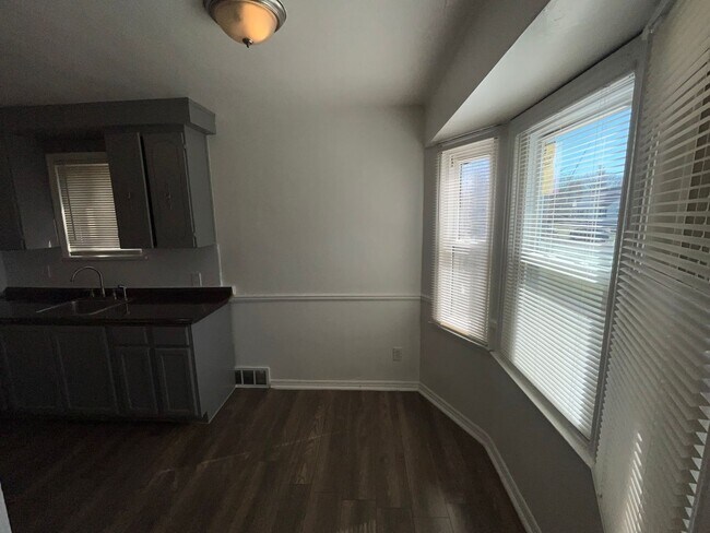Building Photo - Open House Schedule Mon 7.15.24 @ 12:30pm,...