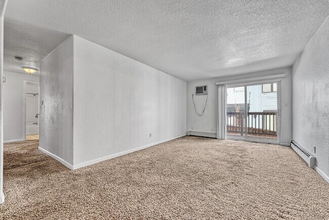 Foto del edificio - $1,475.95, $300.00 off the first month's rent, 3 Beds - 1 Bath, Condo in Arvada with Washer and D...