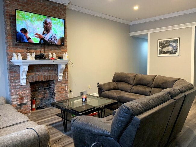 Building Photo - Fully Remodeled 4 Bedroom/2 Bath!!!!