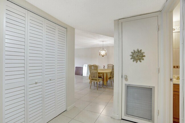 Foto del edificio - 4821 NW 22nd Ct