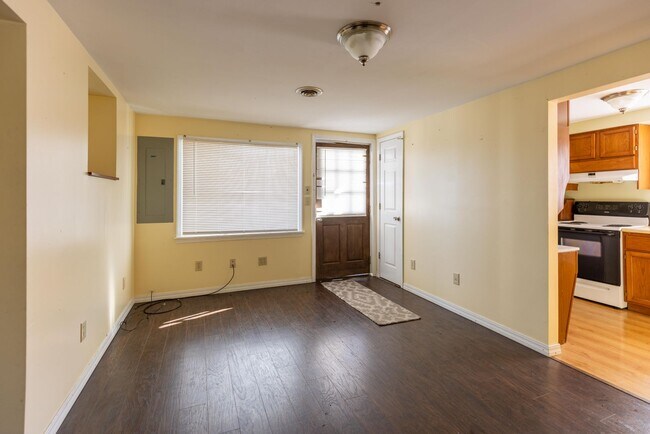 Building Photo - 1424 E State A3 Bristol TN 37620