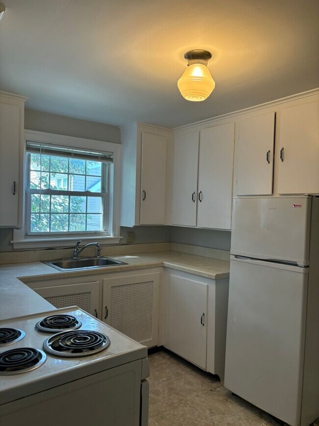 Building Photo - 8 Church St