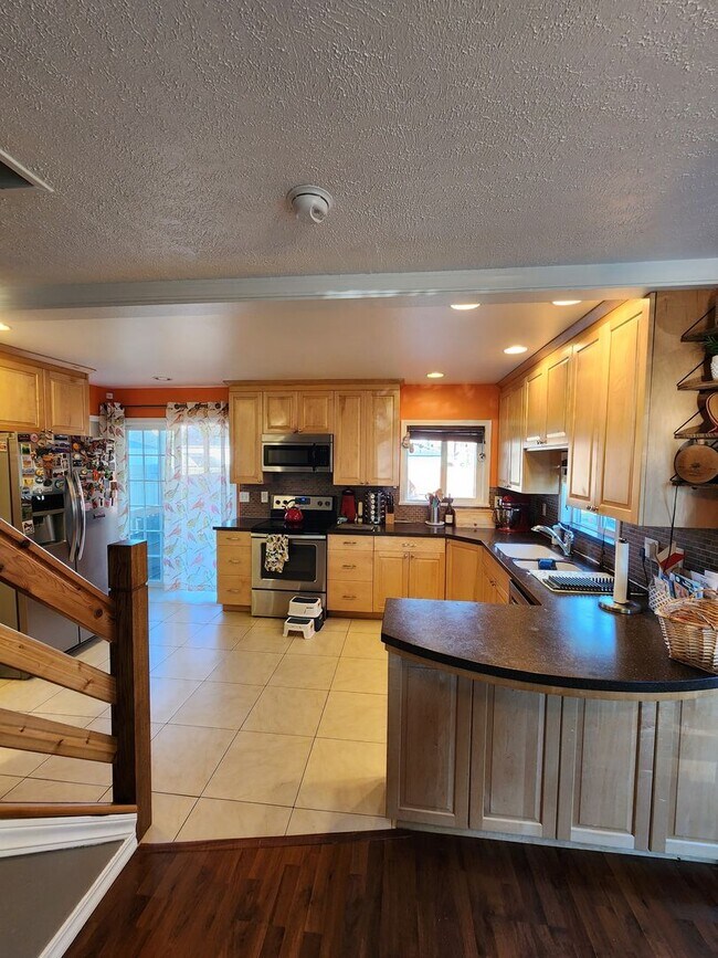 Building Photo - Charming North Everett Home
