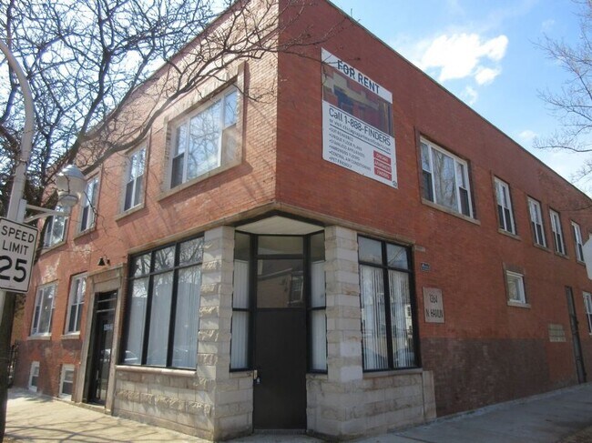 Foto del edificio - 1366 N Hamlin Ave