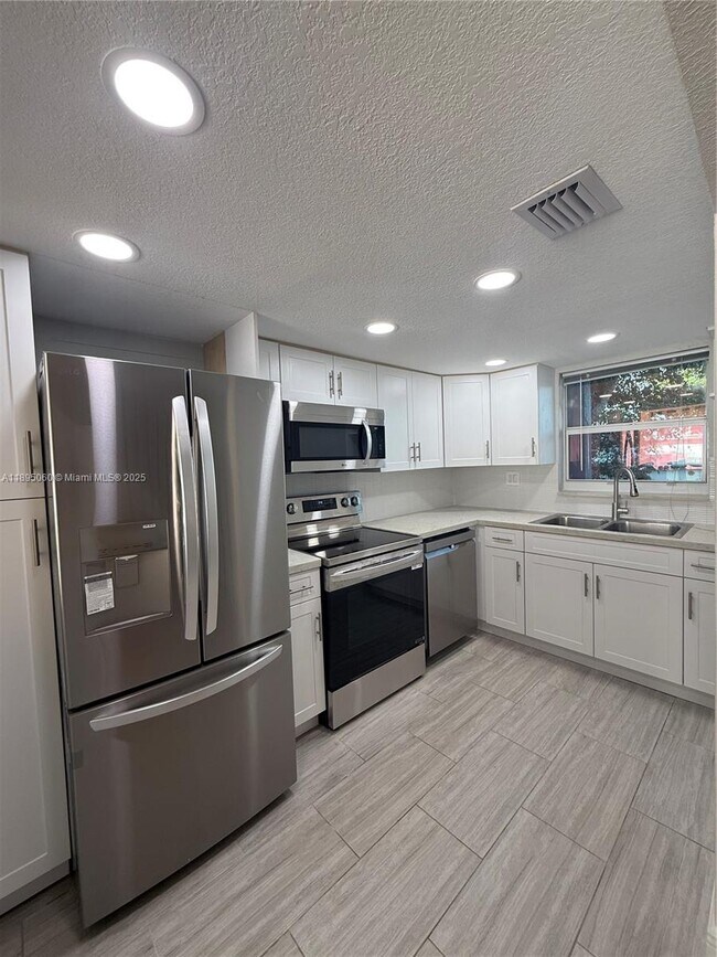 Foto del edificio - 9353 Fontainebleau Blvd