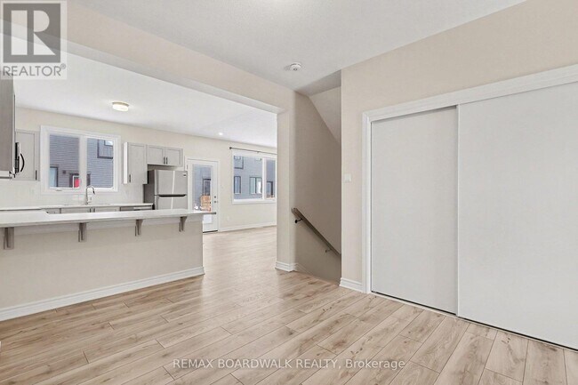 Photo du bâtiment - 404 Broadcast Ave