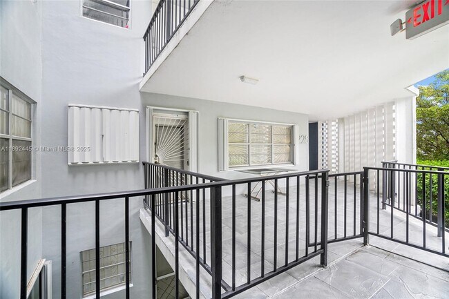 Foto del edificio - 879 NE 195th St