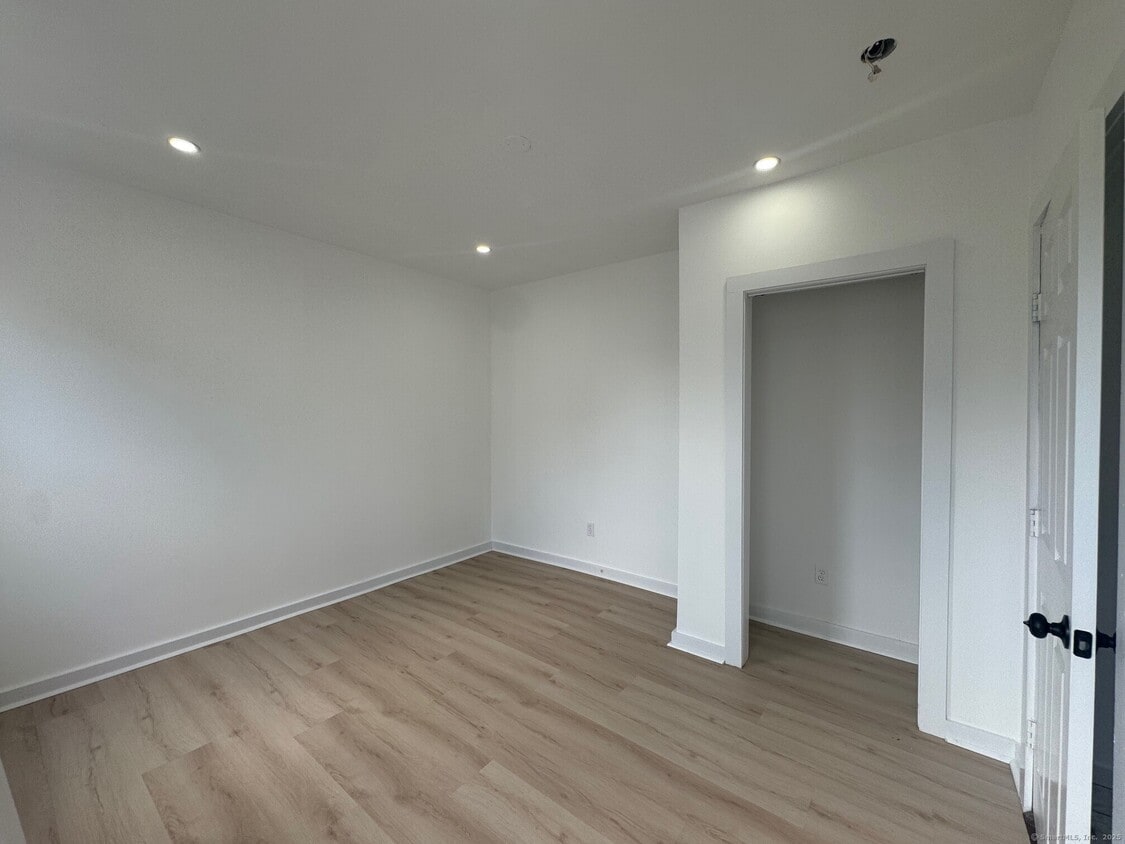 Foto principal - 142 Cowles St