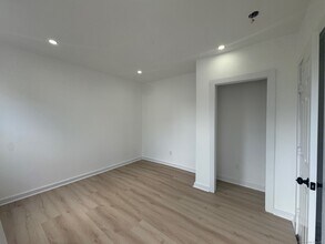 Building Photo - 142 Cowles St