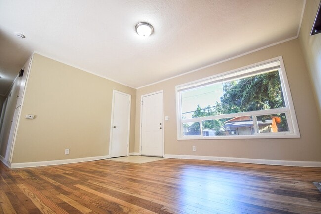 Building Photo - 3 Bedroom 1Bath House, Quiet neighborhood with park across the street