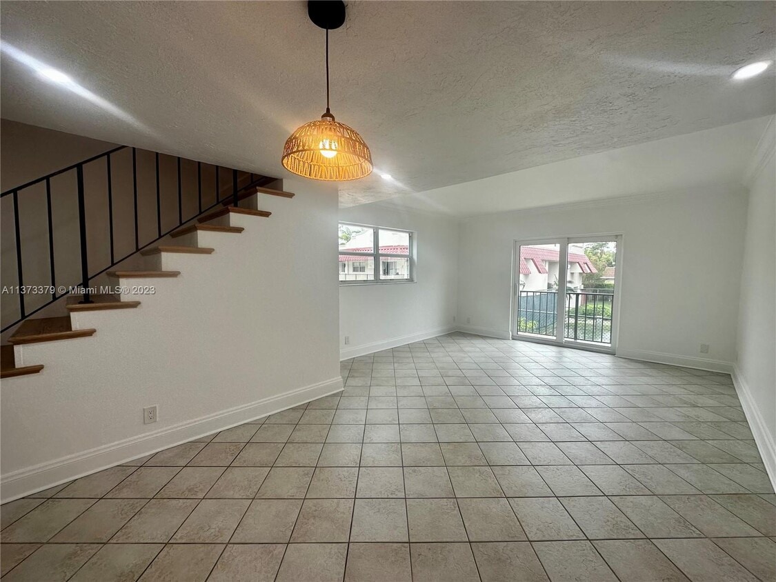 Primary Photo - 6703 N Kendall Dr