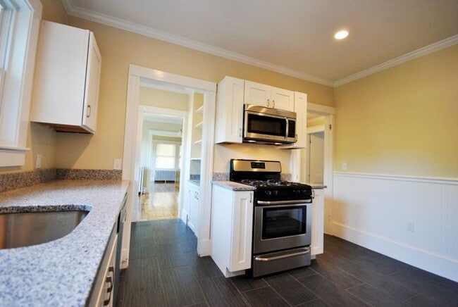 Foto del edificio - RENOVATED 4 BED/2 BATH IN BRIGHTON'S OAK SQUARE FOR 9/1 ~ WATER INCLUDED