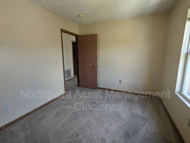 Foto del edificio - 2463 Boudinot Ave