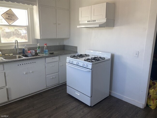 Building Photo - 2 br, 1 bath House - 230 E Malone St