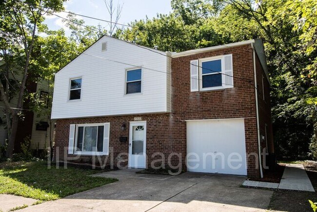 Foto del edificio - Stunning totally remodeled 4 bedroom 2.5 b...