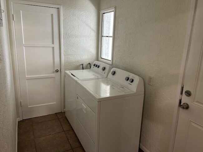 Foto del edificio - All Utilities Included! Spacious 3 Bedroom + Den Near Phoenix Country Club