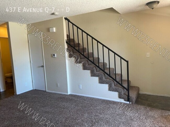 Building Photo - 2BD/ 1.5BTH TOWNHOUSE EAST PALMDALE