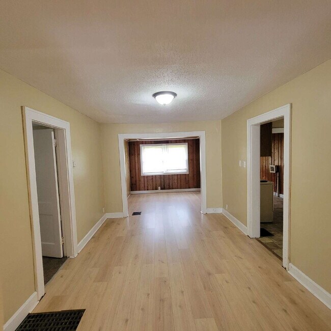 Building Photo - Eastside 3 Bedroom Home